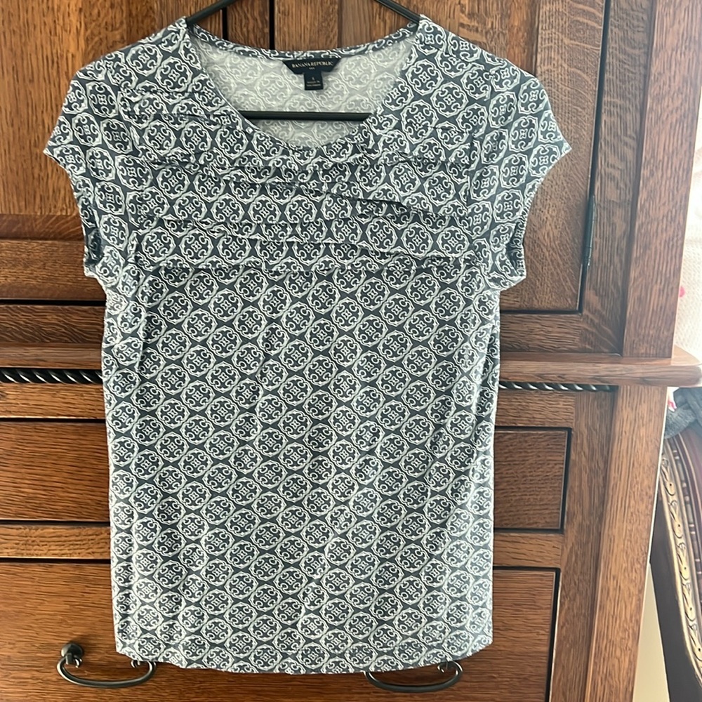 Womens banana republic short sleeve shirt. Size small